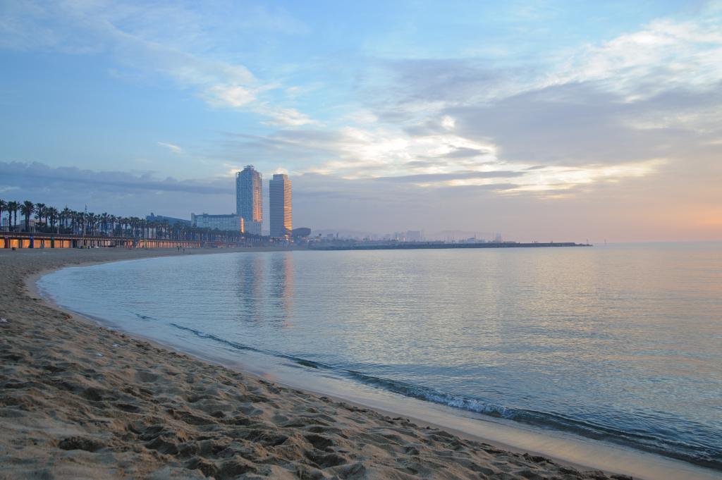 Platja de Sant Sebastià, Barceloneta, Barcelona.
